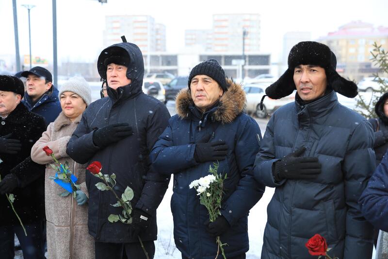 В День Независимости актюбинцы возложили цветы к мемориальному комплексу «Азаттықтың ақ таңы»