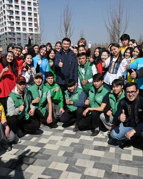 Аким Алматы принял участие в посадке деревьев в рамках празднования Наурыза