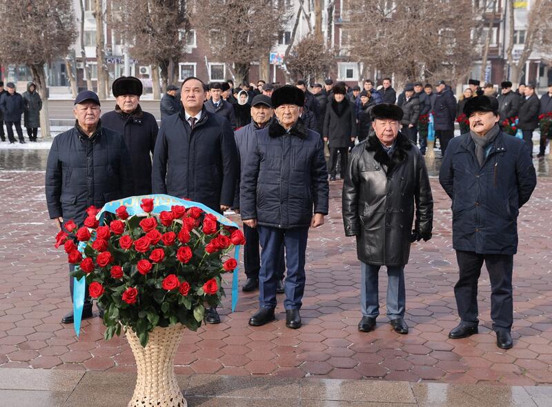 В Таразе состоялась церемония возложения цветов к памятнику Жамбылу Жабаеву