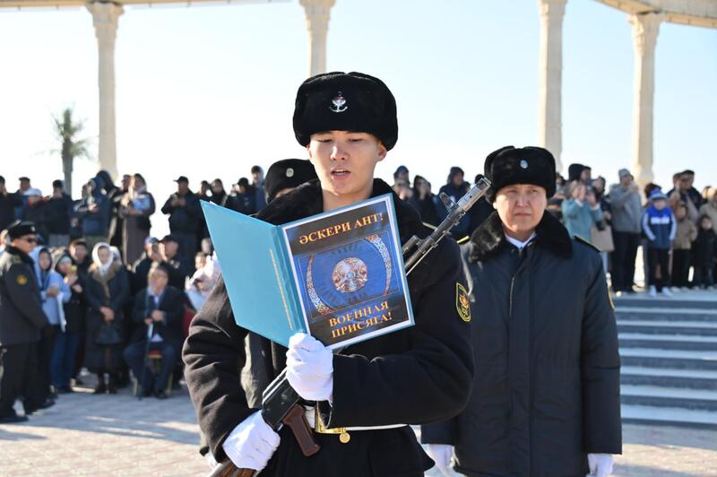 На берегу Каспия более 200 матросов присягнули на верность Родине