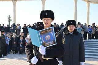 На берегу Каспия более 200 матросов присягнули на верность Родине