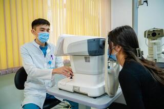 Столичные хирурги восстановили зрение пациенту с инвалидностью