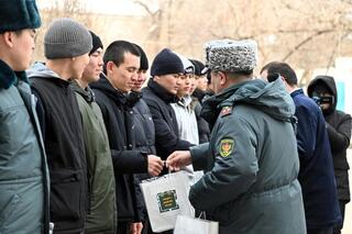 Весенняя призывная кампания: 68 актюбинцев отправились служить Родине