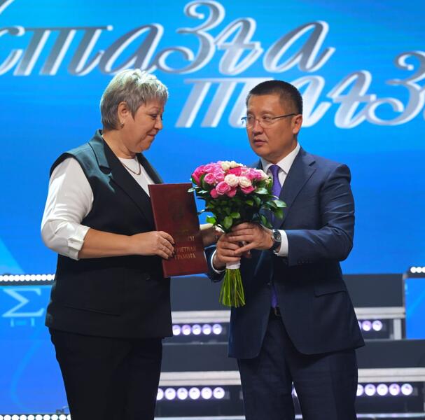 Аким Павлодарской области поздравил учителей с профессиональным праздником