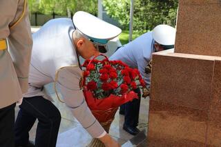 Транспортные полицейские возложили цветы к монументу 