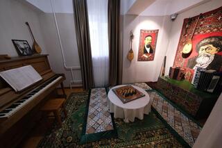 Ко Дню города в Алматы обновили музей Нургисы Тлендиева: экспозицию посетил аким Дархан Сатыбалды