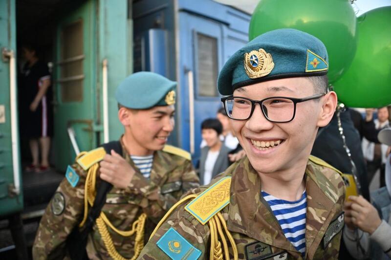 Исполнили долг перед Родиной: в Астане близкие торжественно встретили солдат