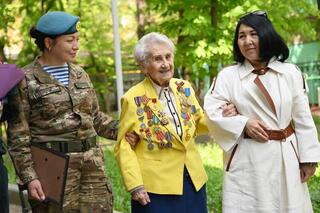 В Алматы военнослужащие Вооруженных сил поздравили ветерана войны Тамару Максимову