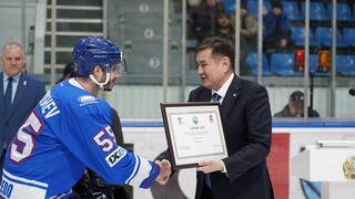 Аким ВКО наградил хоккеистов команды «Торпедо»