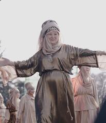 В Алматы прошёл уникальный модный показ с участием апашек