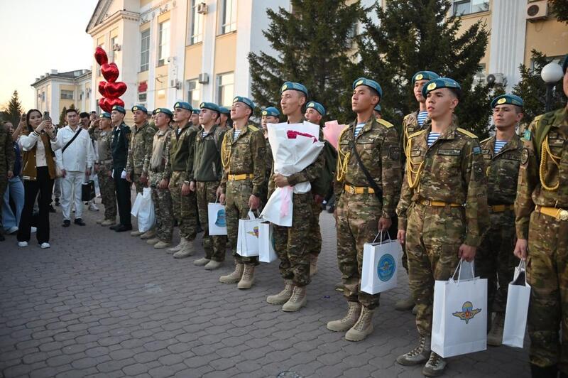 Исполнили долг перед Родиной: в Астане близкие торжественно встретили солдат