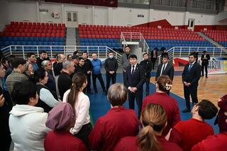 Аким города Ернат Бәзіл встретился с коллективом Дворца спорта «Жастар»