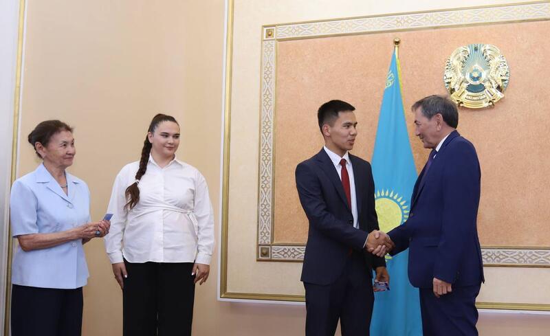 В Мангистау ко Дню государственных служащих наградили лучших представителей отрасли