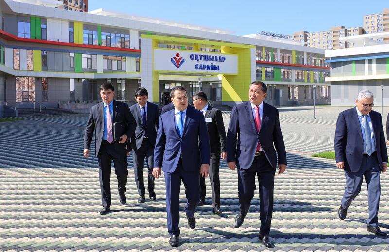 Находясь с рабочей поездкой в Мангистауской области, Премьер-Министр РК Алихан Смаилов посетил новый Дворец школьников, построенный в 17-м микрорайоне города Актау