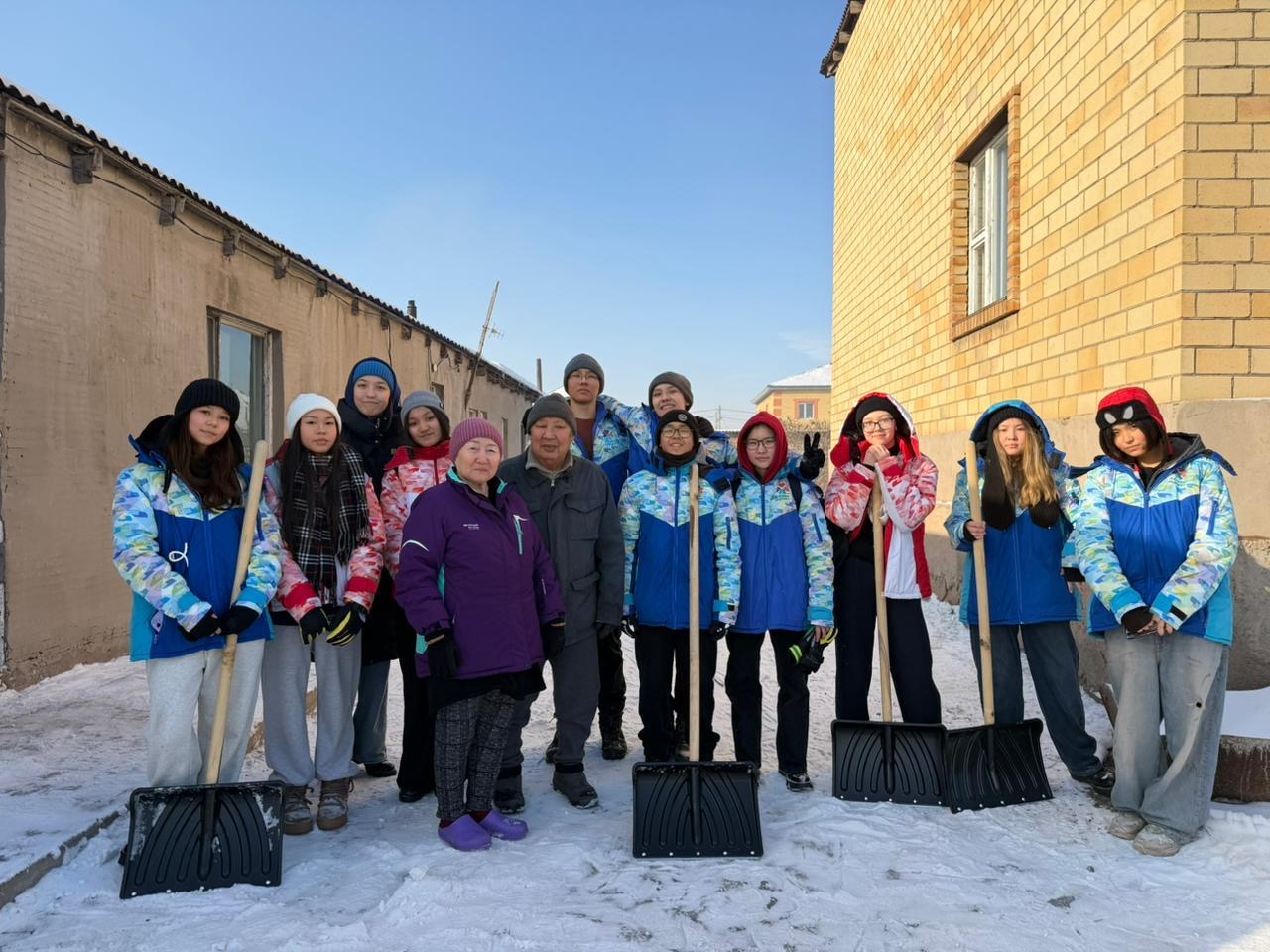 В рамках экоакции «Таза Қазақстан» волонтёры очистили дворы пожилых жителей столицы от снега