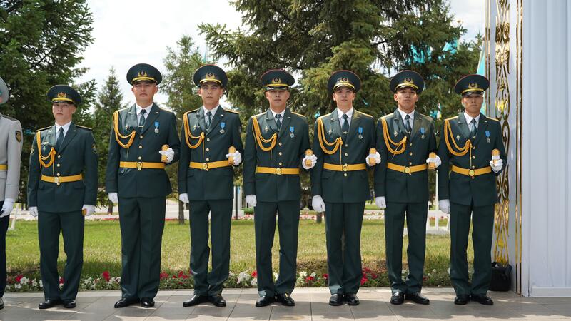 Отличники Академии гражданской защиты МЧС Казахстана получили первые офицерские звания