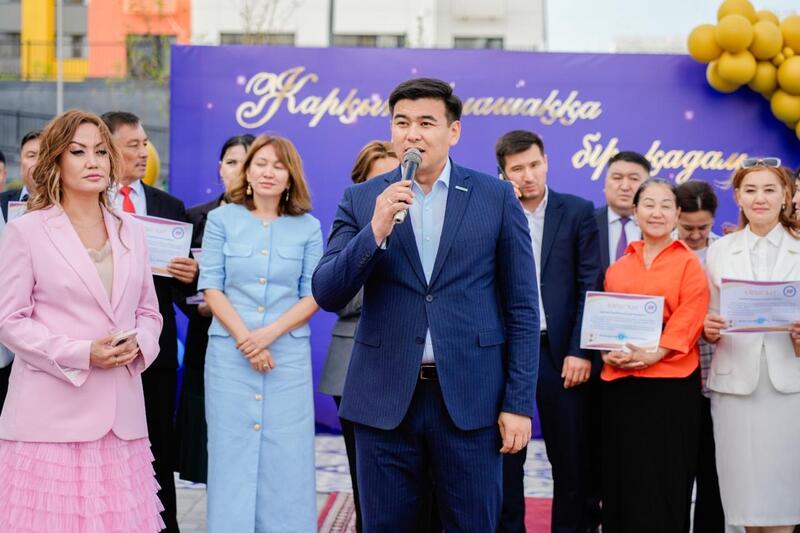 В столичной «Комфортной школе» провели первый выпускной