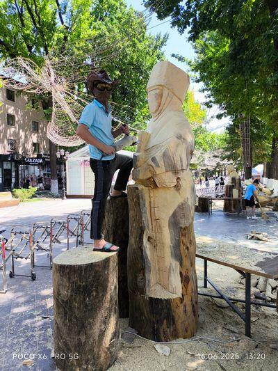 Трёхметровую скульптуру взбивающей кумыс женщины сделали мастера Карагандинской области на международном фестивале