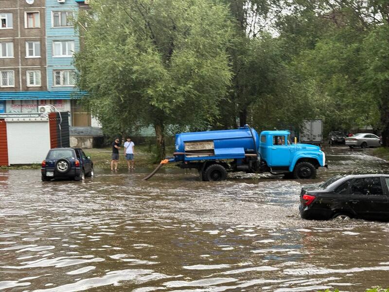 Аким ВКО поручил оперативно устранить последствия ливня в области