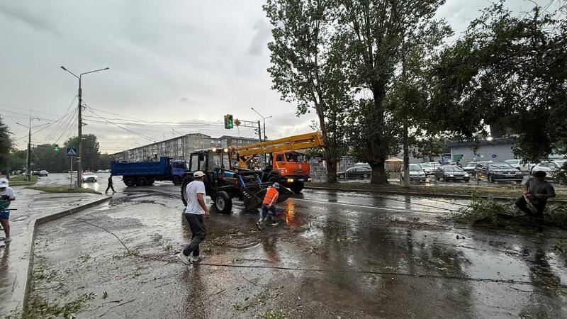Аким ВКО поручил оперативно устранить последствия ливня в области