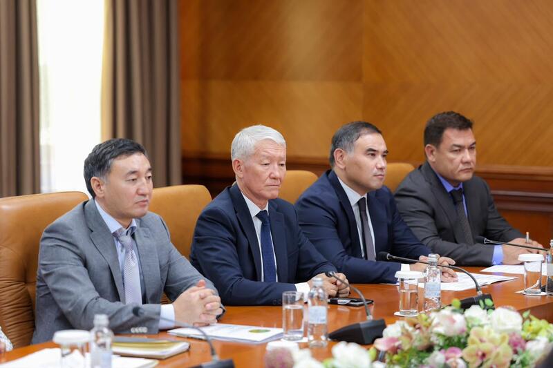 АППАРАТ ОТЫРЫСЫ: ӨЗЕКТІ МӘСЕЛЕЛЕР ҚАРАЛДЫ