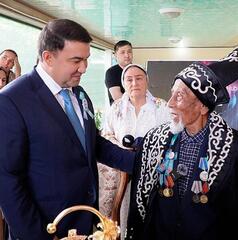 НУРАЛХАН КУШЕРОВ ПОСЕТИЛ ДОМ 100-ЛЕТНЕГО ВЕТЕРАНА И ПОЗДРАВИЛ ЕГО