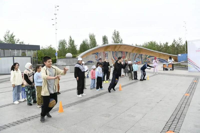 «Веселые старты» в День матери организовали для столичных семей