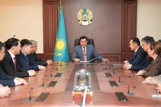 Министр энергетики представил коллективу нового вице-министра Санжара Жаркешова