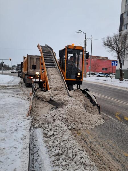 Свыше 3 тысяч рабочих и более 1800 единиц техники: в Астане продолжается круглосуточная очистка от снега