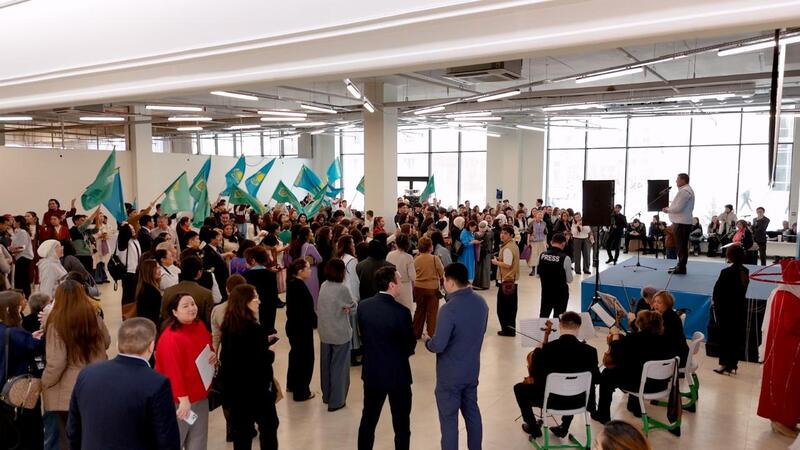 Масштабную акцию в поддержку новой Конституции накануне 8 марта провели в Астане