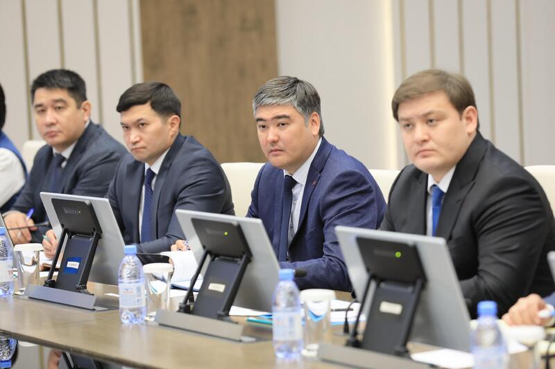 В девяти районах области проводится химическая обработка против саранчи