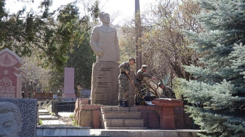 Акция «100 дней до Победы»: военнослужащие, ветераны и курсанты почтили память героев Великой Отечественной войны