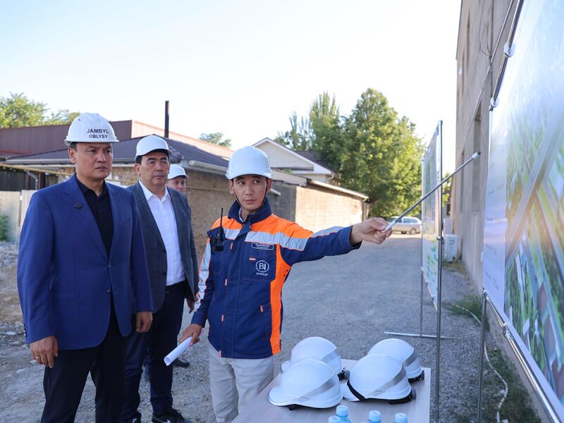 Ербол Карашукеев проверил ход строительства социальных и инфраструктурных объектов в Таразе