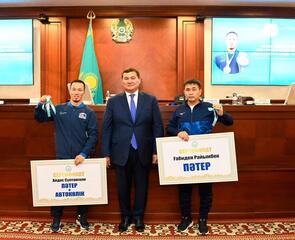 Аким Кызылординской области вручил ключи от квартиры и автомобиля чемпиону Мира и его тренеру