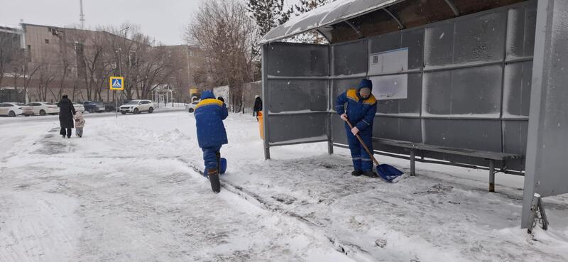В работе по уборке снега в Астане задействованы тысячи дорожных рабочих