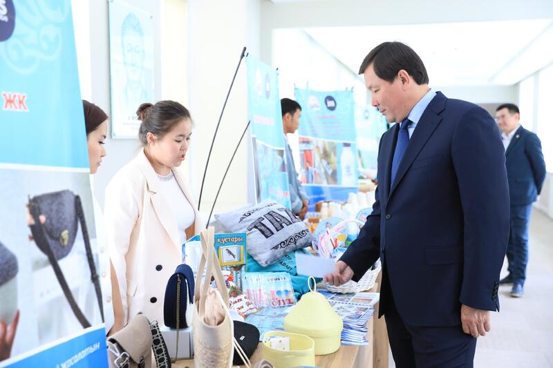 Асхат Шахаров наградил активную молодежь