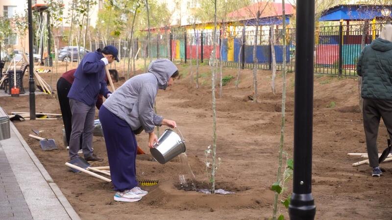 В Астане в новом благоустроенном сквере высадили 250 деревьев
