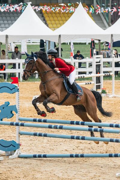 Спортсменка из Астаны завоевала золотую медаль на Международном Кубке по конному спорту