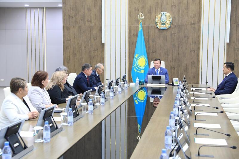 Государственные служащие удостоены наград