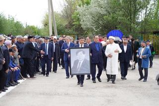 В ТУРКЕСТАНСКОЙ ОБЛАСТИ ПРОВОДИЛИ В ПОСЛЕДНИЙ ПУТЬ ПРОСЛАВЛЕННОГО ПОЭТА, НАЦИОНАЛЬНОГО ДЕЯТЕЛЯ МУХТАРА ШАХАНОВА