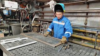 Житель Темиртау делает окна безопасными для детей и животных