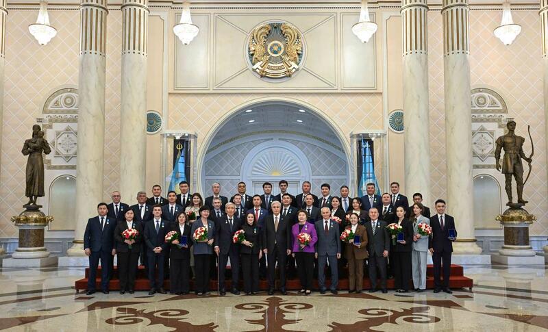 ГЛАВА ГОСУДАРСТВА ВРУЧИЛ КЛЮЧИ ОТ КВАРТИР МОЛОДЫМ УЧЕНЫМ