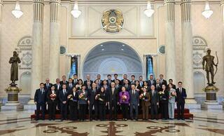 ГЛАВА ГОСУДАРСТВА ВРУЧИЛ КЛЮЧИ ОТ КВАРТИР МОЛОДЫМ УЧЕНЫМ