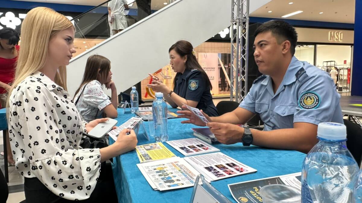 Как защититься от мошенников: в Таразе полицейские провели прием граждан в торговом центре