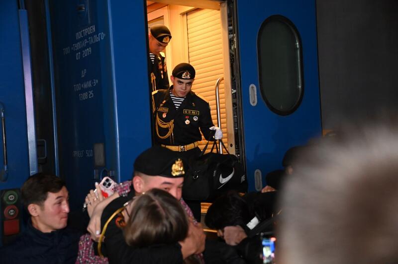 В Шымкенте торжественно встретили морских пехотинцев, служивших в Актау