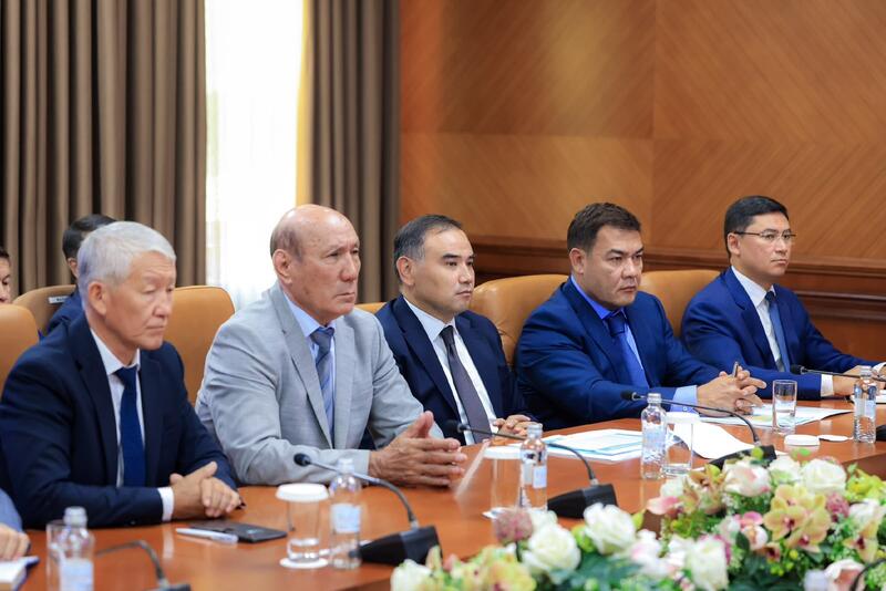 АППАРАТ ОТЫРЫСЫ: ӨЗЕКТІ МӘСЕЛЕЛЕР ҚАРАЛДЫ
