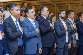 К 30-летию Конституции были награждены работники торговли.