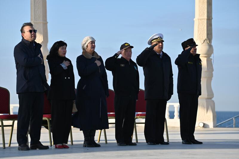 На берегу Каспия более 200 матросов присягнули на верность Родине