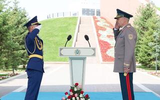 Министр обороны вручил отличникам военных вузов и колледжей погоны