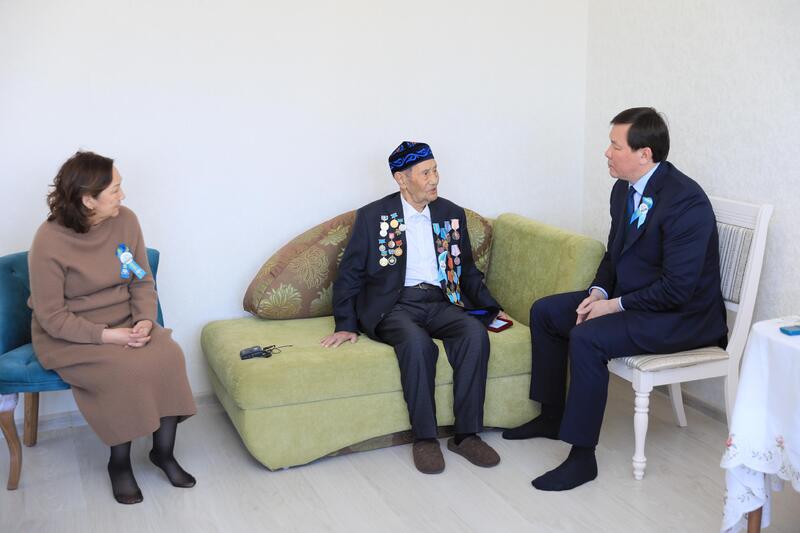 80 лет Победы: глава региона наградил тружеников тыла юбилейными медалями